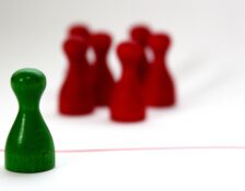 [Res Rhetorica] „Pierwsze spojrzenie na „obcych”. Retoryczna funkcja okładek polskiej i niemieckiej prasy opiniotwórczej w kreowaniu wizerunku migrantów”