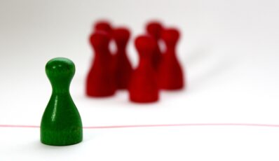 [Res Rhetorica] „Pierwsze spojrzenie na „obcych”. Retoryczna funkcja okładek polskiej i niemieckiej prasy opiniotwórczej w kreowaniu wizerunku migrantów”